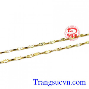 Sản phẩm có thể kết hợp cùng nhiều kiểu trang phục khác nhau. 