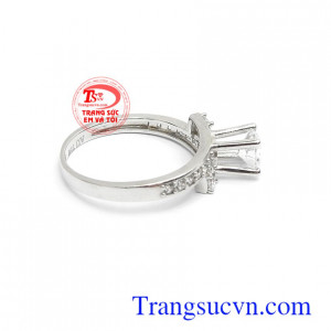 Nhẫn vàng trắng đính đá quyến rũ kiểu dáng mới lạ, là dòng sản phẩm được phái đẹp đặc biệt ưa chuộng