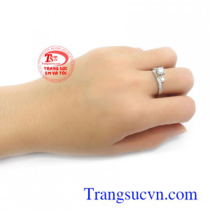 Nhẫn nữ đính đá là món quà ý nghĩa cho người bạn yêu thương