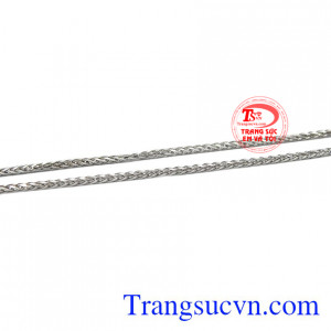 Với kiểu dáng nhỏ gọn, các chi tiết được kết hợp với nhau uyển chuyển, mềm mại.