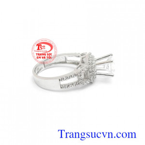 Nhẫn nữ vàng trắng đáng yêu là dòng sản phẩm rất được ưa chuộng