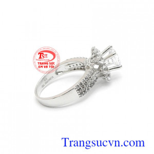 Nhẫn nữ vàng trắng thanh lịch phù hợp làm quà tặng ý nghĩa cho người yêu thương