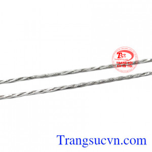 Sản phẩm chế tác từ vàng trắng với sự kết hợp của ba sợi dây giúp sản phẩm thêm chắc chắn và uyển chuyển hơn. 