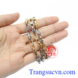 Sản phẩm có thể kết hợp cùng mặt dây vàng để thay đổi phong cách.