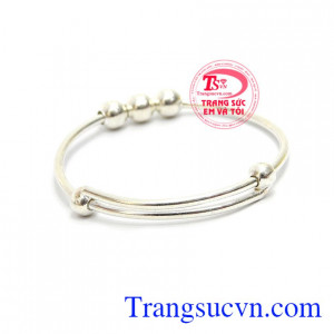 Vòng tay bạc cho bé yêu món quày ý nghĩa dành tặng cho bé trong dịp đầy tháng, đầy năm
