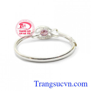 Vòng tay bạc là món quà ý nghĩa dành tặng các bé trong các dịp sinh nhật