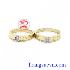 Nhẫn cưới chính là nhân chứng cho tình yêu của hai bạn, dù có đi đâu, dù có vui hay buồn thì vẫn cứ khăng khít bên nhau cho tới đầu bạc răng long