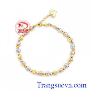 Lắc tay giúp phái nữ thêm dịu dàng và đẹp hơn trong mắt người nhìn