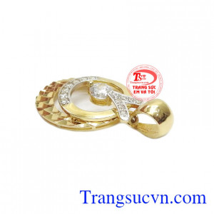Mặt dây chế tác từ vàng 18k, bền đẹp và sáng bóng. Mặt dây nữ sang trọng 18k