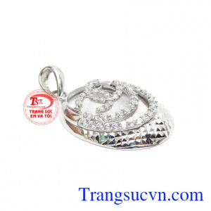 Mặt dây kết hợp cùng dây chuyền sẽ tạo thêm điểm nhấn cho các bạn gái. Mặt dây nữ channel vàng trắng 18k