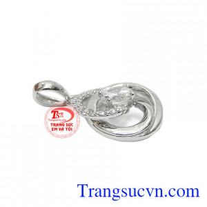 Sản phẩm bảo hành uy tín, giao hàng toàn quốc. Mặt dây nữ hoa vàng trắng 18k