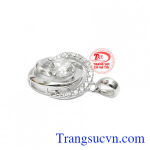 Sản phẩm chế tác từ vàng trắng. Mặt dây nữ hoa vàng trắng 18k