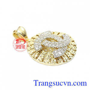 Các chi tiết được chế tác tỉ mỉ, kết hợp cùng đá Cz. Mặt dây nữ channel nhập khẩu