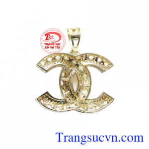 Mặt dây nữ channel Hàn Quốc với thiết kế khỏe khoắn, năng động, phù hợp với các bạn gái có cá tính mạnh mẽ và sôi nổi.