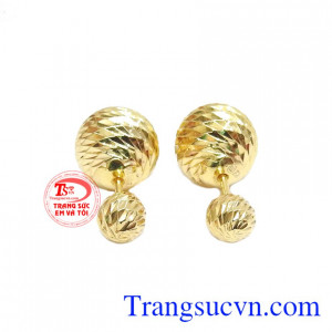 Hoa tai bền đẹp vàng 10k được thiết kế với kiểu dáng truyền thống, tinh tế và sang trọng.