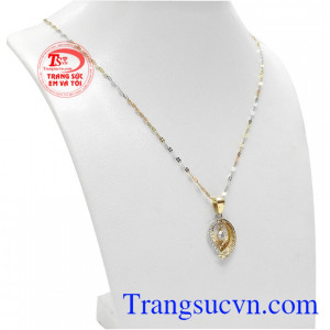 Bộ trang sức duyên dáng 18k gồm mặt dây và dây chuyền.