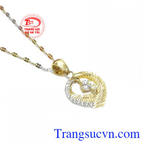 Sản phẩm phù hợp với nhiều độ tuổi, dễ dàng kết hợp cùng nhiều trang phục. Bộ trang sức duyên dáng 18k
