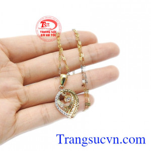 Thích hợp làm quà tặng cho người thân và bạn bè. Bộ trang sức duyên dáng 18k