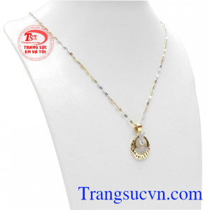 Bộ trang sức sang trọng 18k gồm mặt dây và dây chuyền.