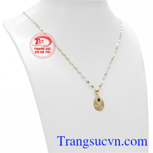 Bộ trang sức nữ độc đáo 18k gồm mặt dây và dây chuyền.