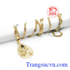 Bộ trang sức có thể kết hợp cùng nhiều trang phục.