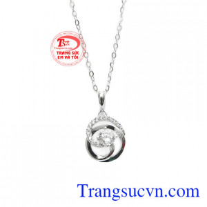 Sản phẩm bảo hành uy tín, giao hàng toàn quốc. Bộ trang sức nữ hoa vàng trắng 18k