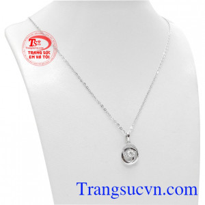 Bộ trang sức nữ hoa vàng trắng 18k là sự kết hợp của mặt dây và dây chuyền.