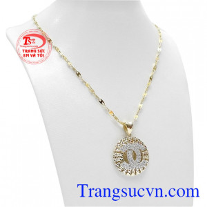 Bộ trang sức nữ channel nhập khẩu là sự kết hợp từ mặt dây và dây chuyền.