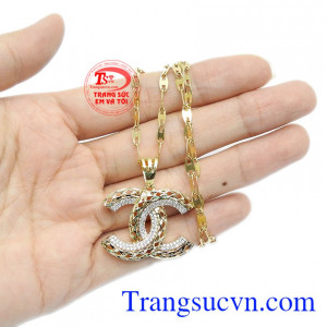 Các đường nét tỉ mỉ, mạnh mẽ đầy tính sáng tạo. Bộ trang sức nữ channel Hàn Quốc