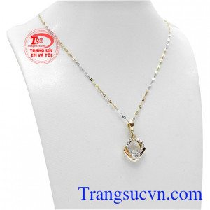 Bộ trang sức nữ xinh đẹp Hàn Quốc là sự kết hợp từ mặt dây và dây chuyền.