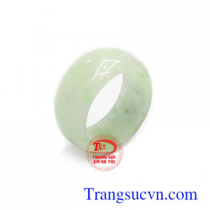 Nhẫn ngọc cẩm thạch có tác dụng mang lại may mắn, tài lộc