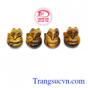 Mặt hồ ly chạm khắc