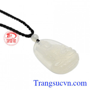 Sản phẩm chạm khắc theo hình phật Bất động minh vương giúp người dùng biết nắm bắt cơ hội và thời cơ để thành công trong sự nghiệp.