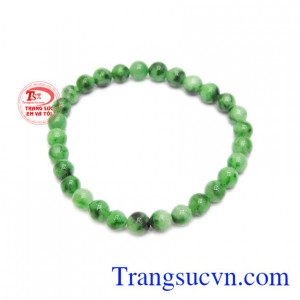 Chuỗi tay cẩm thạch 6 ly đẹp được chế tác từ các hạt ngọc cẩm thạch nhỏ màu lục nhạt, vân đốm lục đậm.