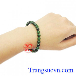 Ngọc cẩm thạch được biết đến là loại ngọc quý mang đến cho người dùng năng lượng, sự may mắn và tài lộc. 