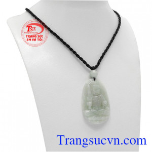 Mặt phật cẩm thạch tuổi dậu đẹp là sản phẩm được chế tác từ ngọc cẩm thạch thiên nhiên.