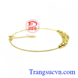 Lắc tay vàng duyên dáng được chế tác từ vàng màu 10k.
