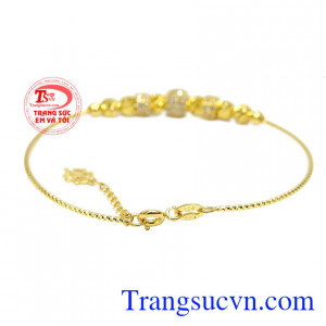 Sản phẩm được thiết kế tinh tế, sang trọng, thích hợp với nhiều kiểu trang phục.