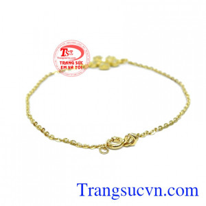 Sản phẩm được kết hợp từ vàng và đá Cz nhỏ lấp lánh tạo điểm nhấn cho sản phẩm. 