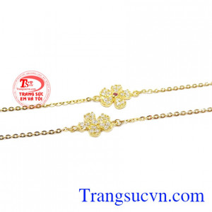 Lắc tay vàng hoa năm cánh là một sản phẩm mới của Trang sức Em và Tôi.