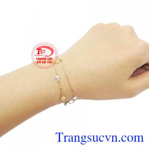 Sản phẩm kết hợp từ vàng màu và vàng trắng tạo sự ấn tượng. 