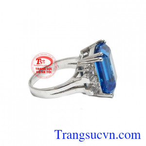 Thiết kế độc đáo, sang trọng đầy mê hoặc giúp cho người đeo trở nên tự tin và đầy cá tính.