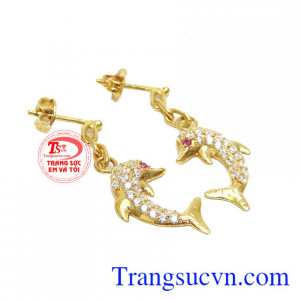 Hoa tai cá heo nhỏ được chế tác từ vàng 10k và đá Cz nhỏ.