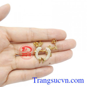 Đôi hoa tai cá heo thích hợp để làm quà tặng trong những dịp đặc biệt.