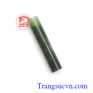 Mặt dây Jadeite hình trụ bình an có tác dụng tăng sự tập trung, giảm căng thẳng, giải trừ tà khí, mang nhiều bình an, may mắn và tài lộc cho người đeo