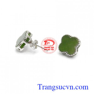 Nephrite có tác dụng mang đến vận may, giúp người đeo tránh được những rủi ro, các thế lực tà ma và sự nguy hiểm.