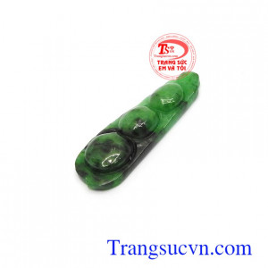 Mặt ngọc Jadeite đậu bình an phù hợp làm mặt dây chuyền sang trọng, tinh tế và thời trang