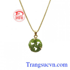 Sản phẩm nhỏ gọn, tinh tế, kết hợp được nhiều trang phục. Bộ trang sức cẩm thạch đáng yêu