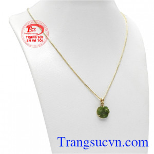 Bộ trang sức cẩm thạch đáng yêu với sự kết hợp từ dây chuyền vàng tây và mặt dây cẩm thạch.