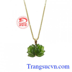 Sản phẩm kết hợp từ mặt dây cẩm thạch và dây chuyền vàng tây. Bộ trang sức hoa sen